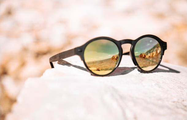 HOW TO TELL IF SUNGLASSES ARE POLARISED