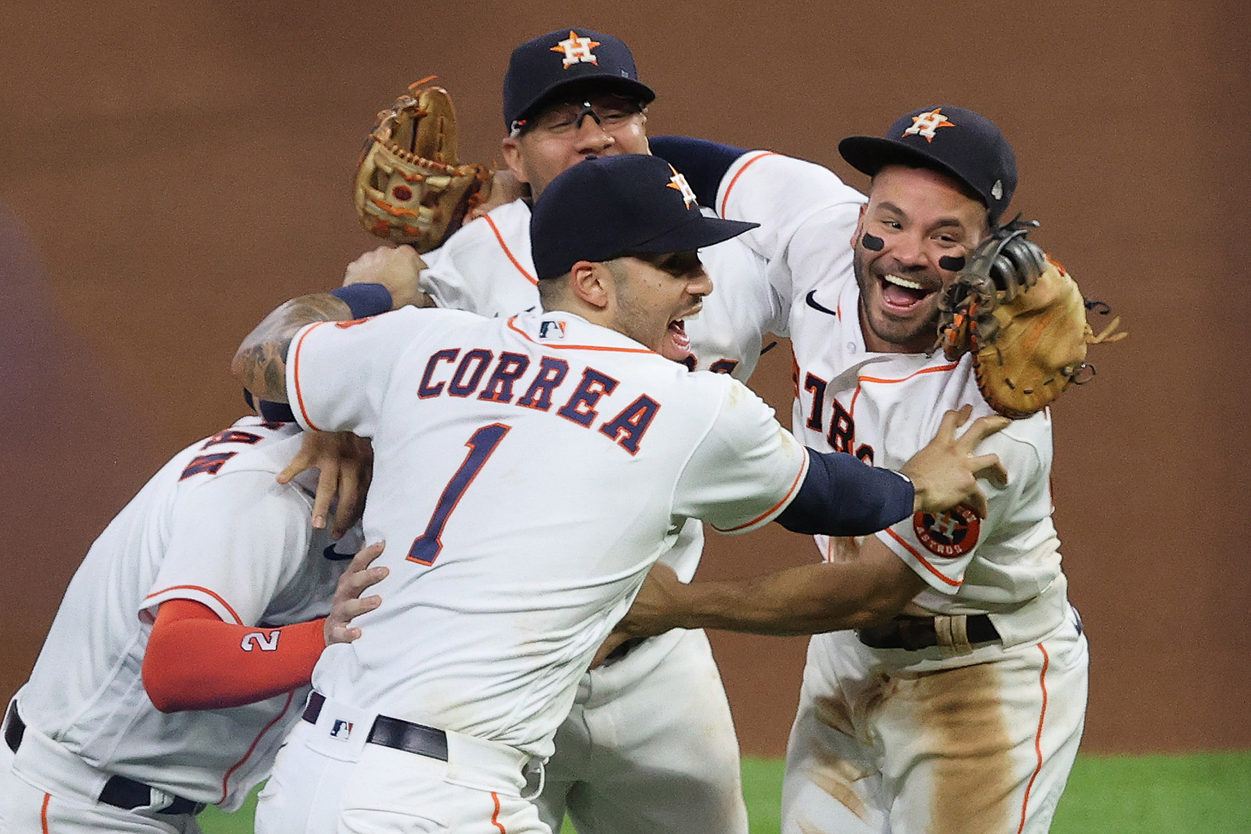 They’re not banging on trash cans anymore. So why are the Astros still so far ahead of the Yankees?