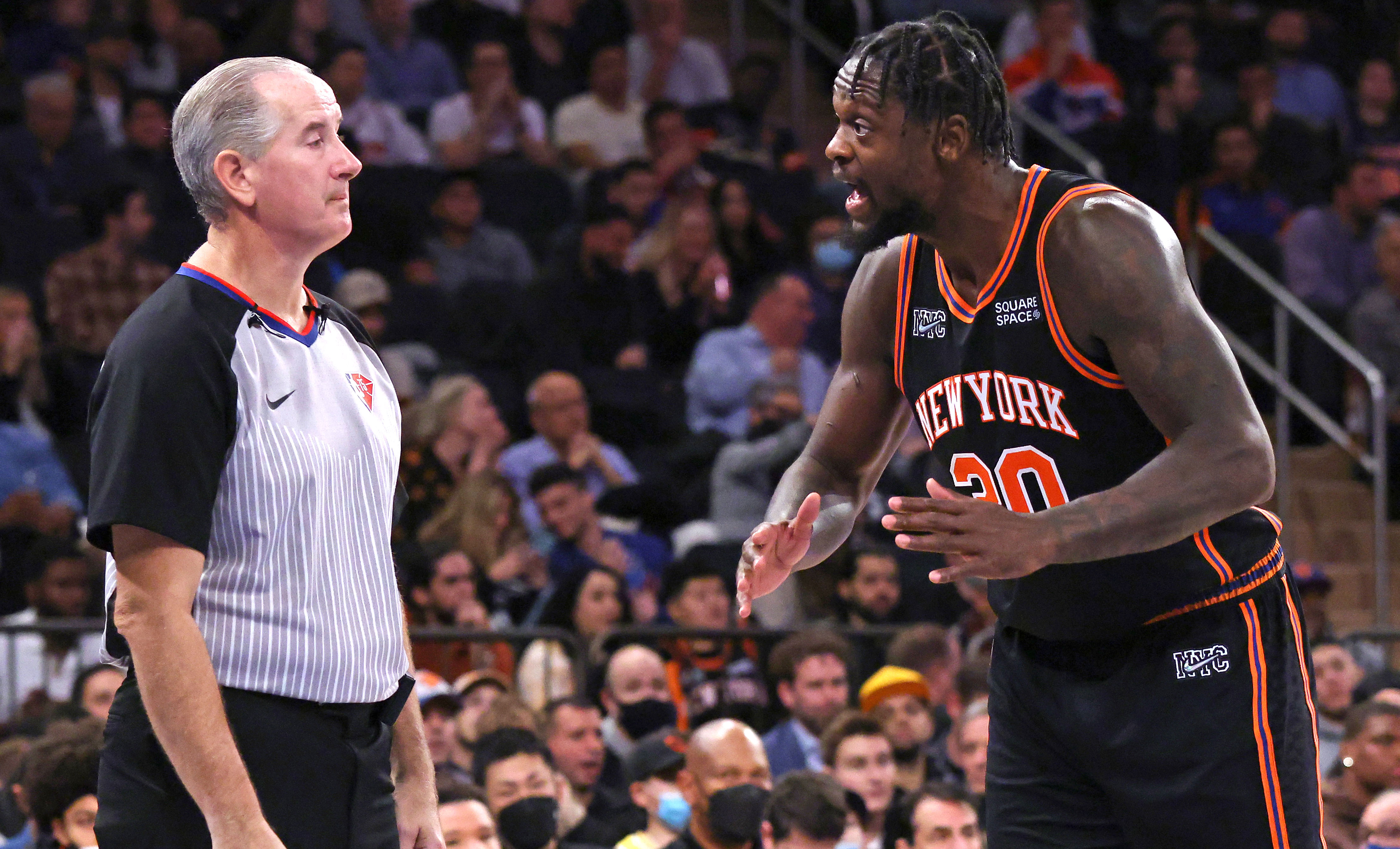 Julius Randle argues with a referee during the Knicks' 106-100 win over the Lakers.