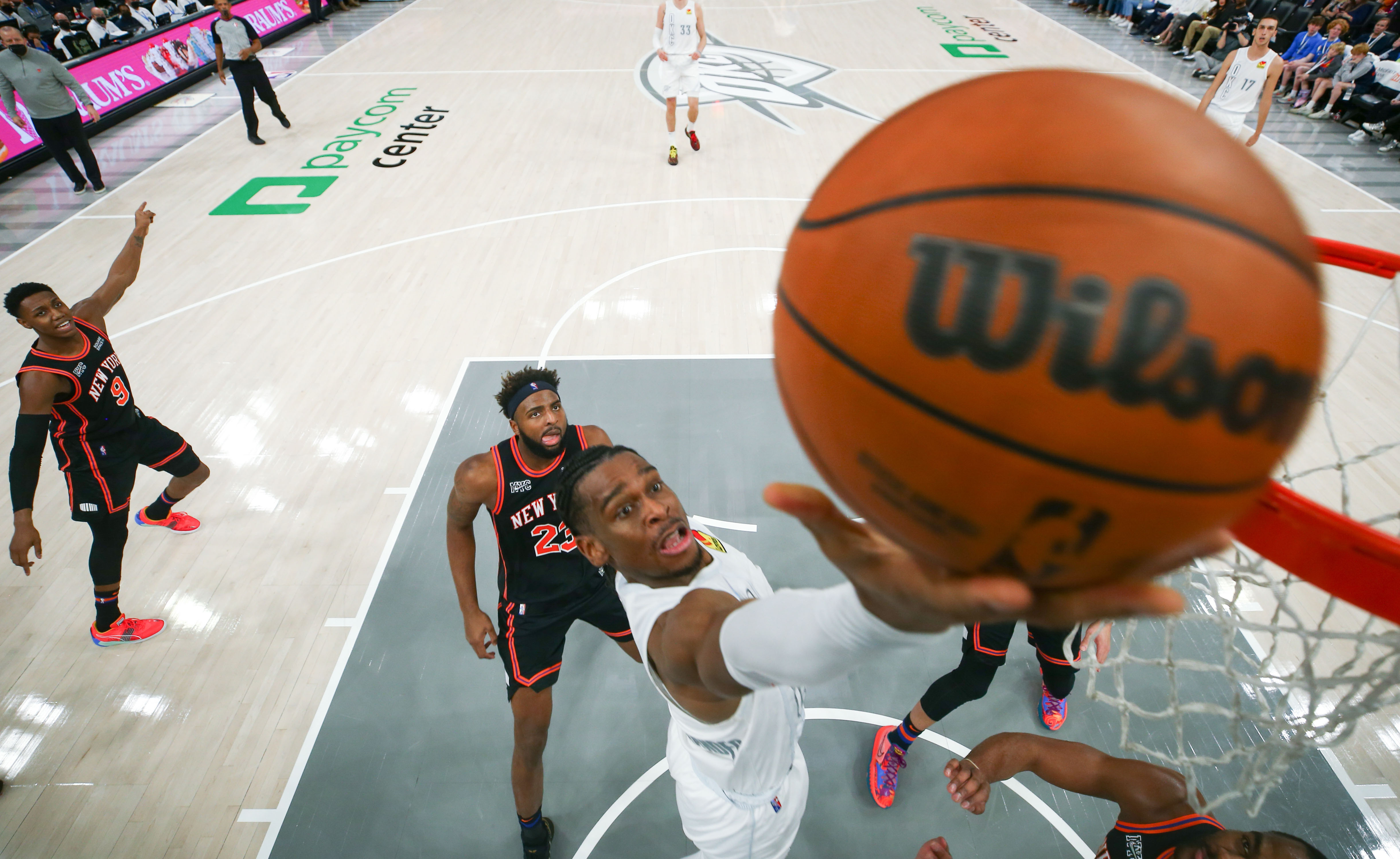 Shai Gilgeous-Alexander, who scored 23 points, goes up for a layup during the Knicks' 95-80 loss to the Thunder.